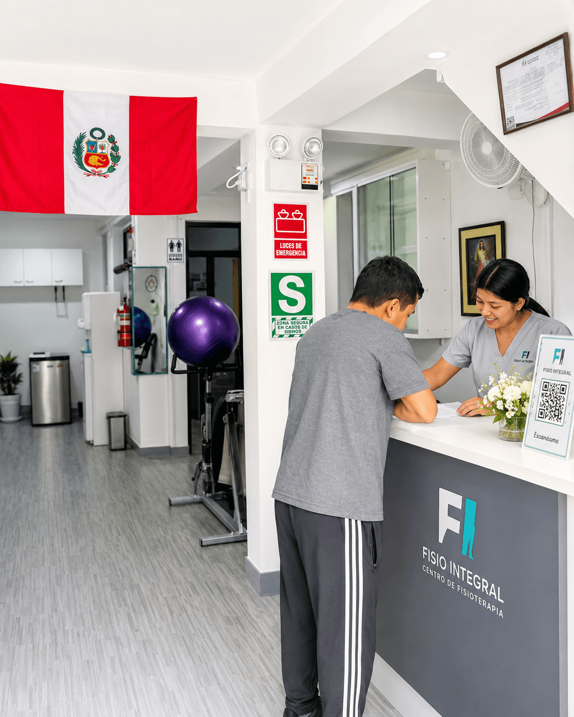 Recepción de la clínica MOVIFLEX con bandera del Perú y paciente siendo atendido